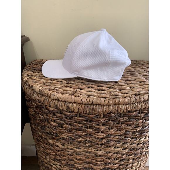 Black Clover Hat Cap White I Feel Lucky Top Golf Live Snapback Tech Stretch READ - Picture 7 of 7